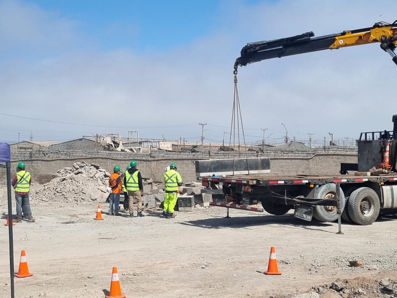 Operación del camión pluma durante el curso práctico